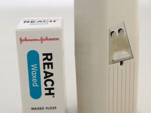 J&J REACH DENTAL FLOSS - PROFESSIONAL SIZE - Dental Floss, Waxed, 200 yds + 1 Dispenser